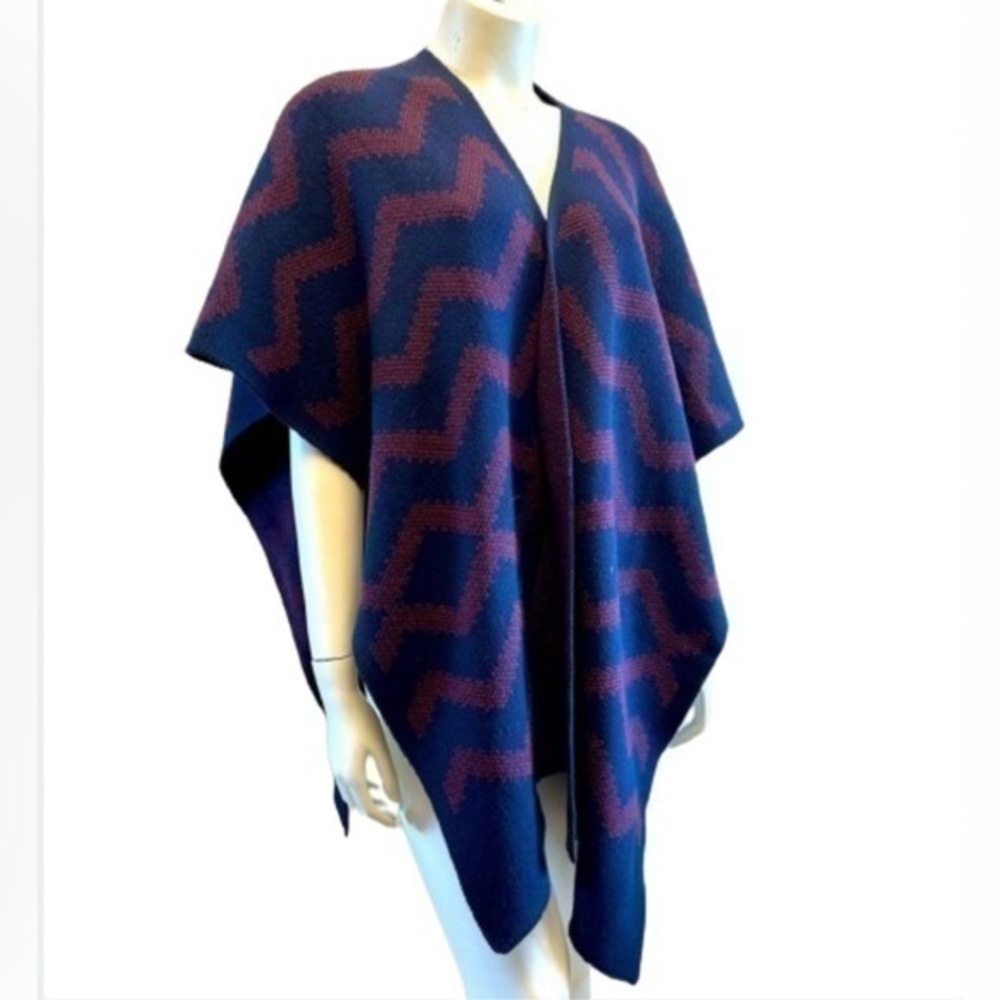 Women’s patterned knit shawl wrap. Can be worn different ways. Great with jeans
